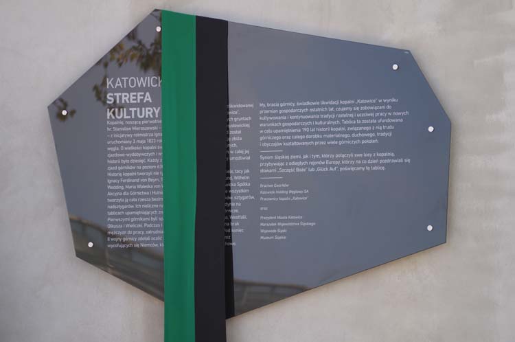 tablica kwk katowice na terenie muzeum slaskiego 761